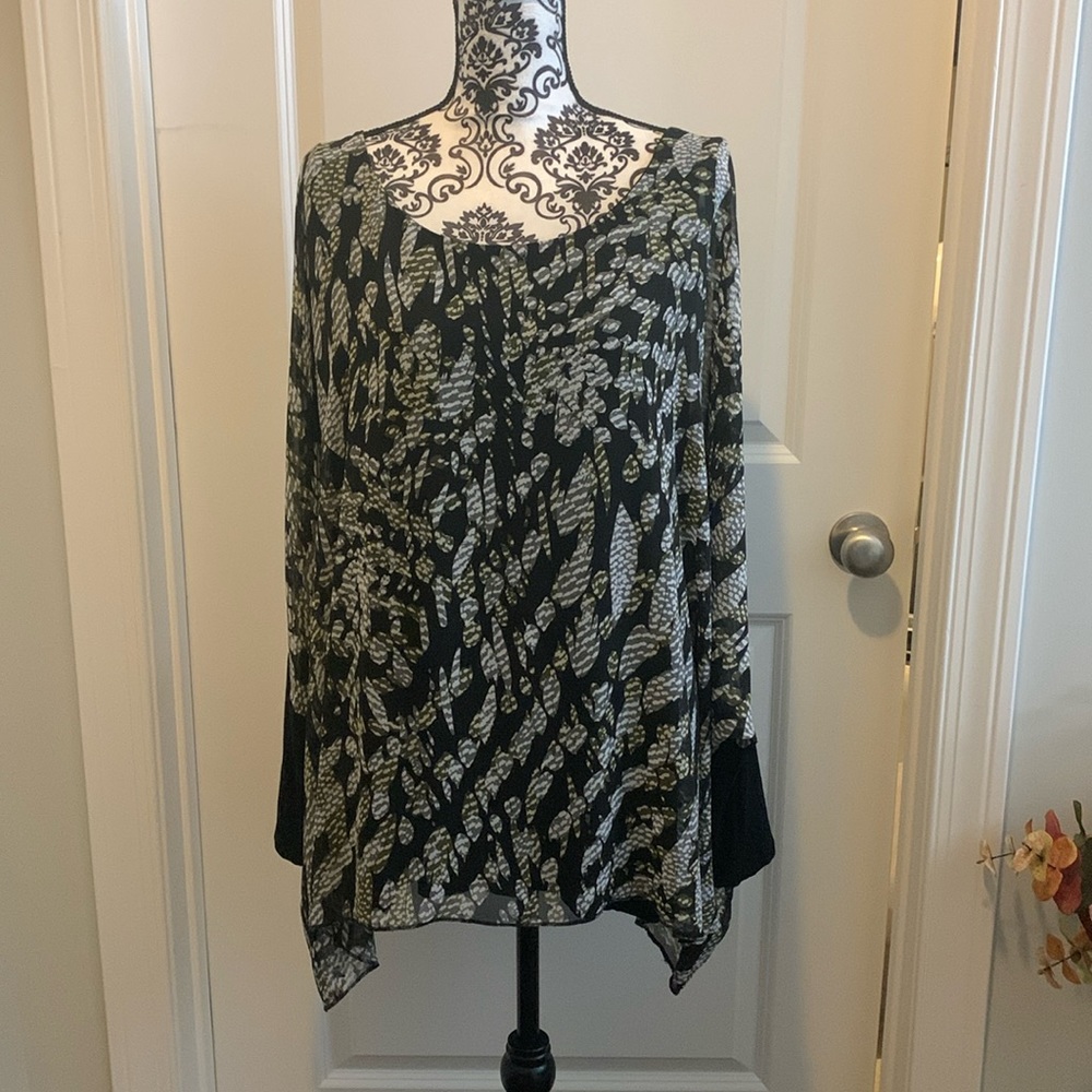 NWOT.  Woman’s long sleeve cocoon style top with rounded neck & fitted sleeves.